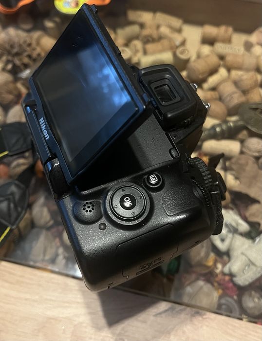 Vând Nikon D5000 + Obiectiv Nikon 18–70mm