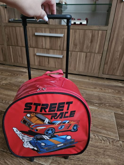 Продаю детский чемодан