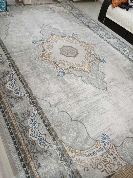 Ковёр три на пять новый