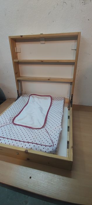 Сгъваем стенен повивалник за бебе – правен по поръчка
