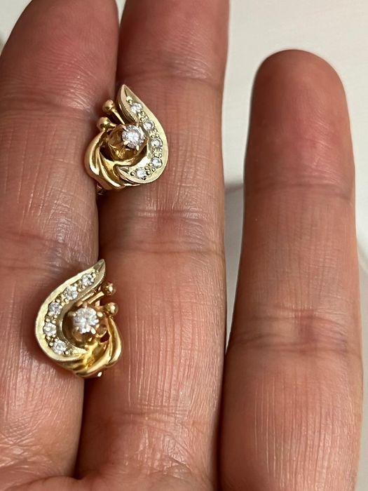 Золотые серьги с бриллиантами