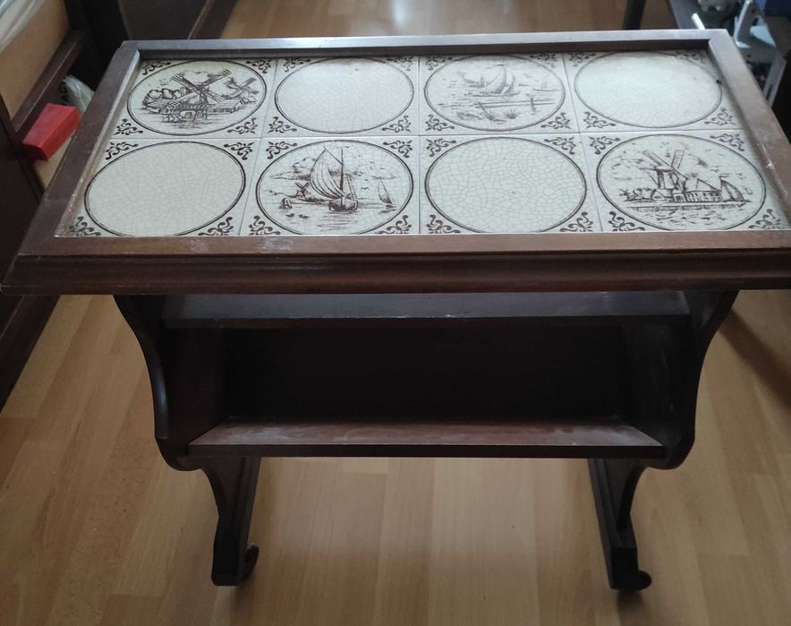 Винтидж масичка с фаянсов плот и колелца