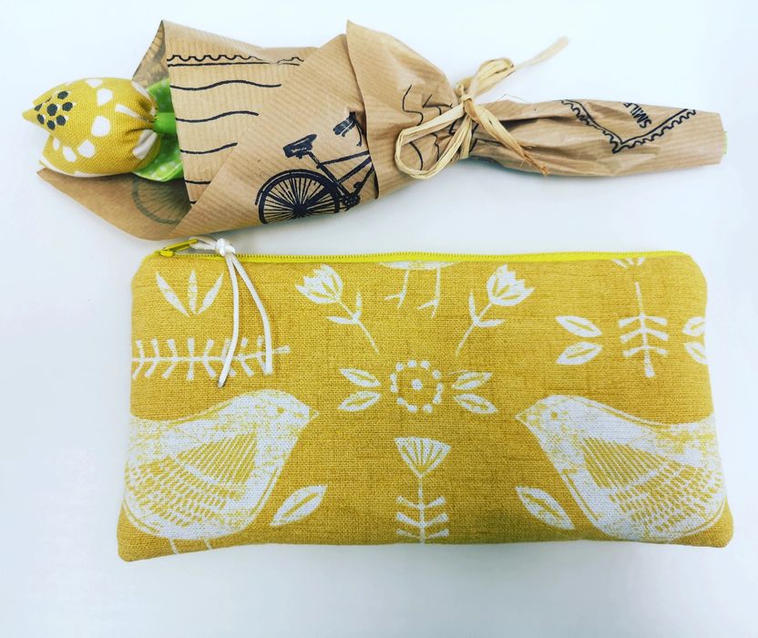 Подарете:Несесер и цветя от плат