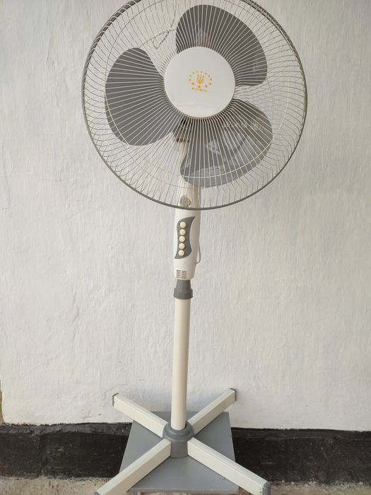 Продается вентилятор напольный.