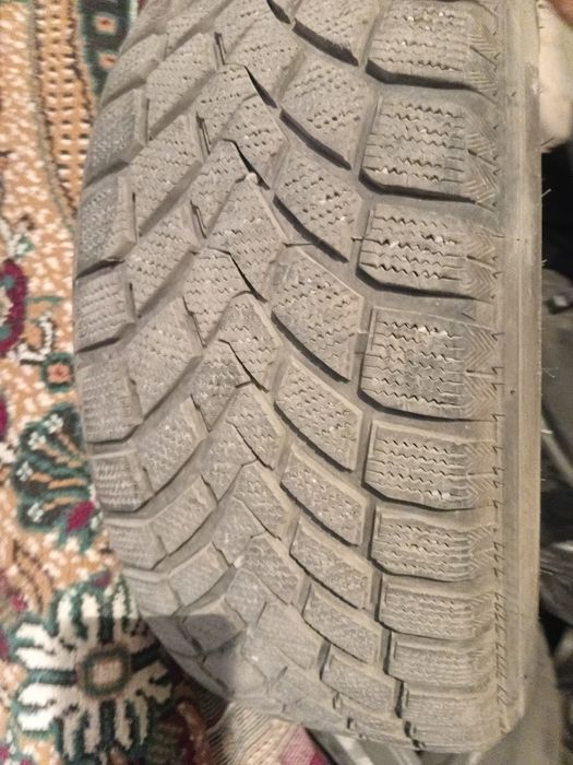 Зимний колеса в заборе