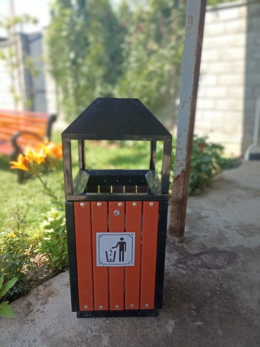 Уличная урна для мусора