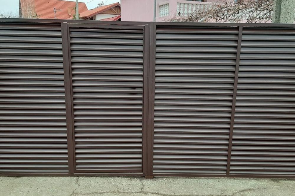 Construim la comanda dvs. garduri si porti din:
- panouri stil jaluzea