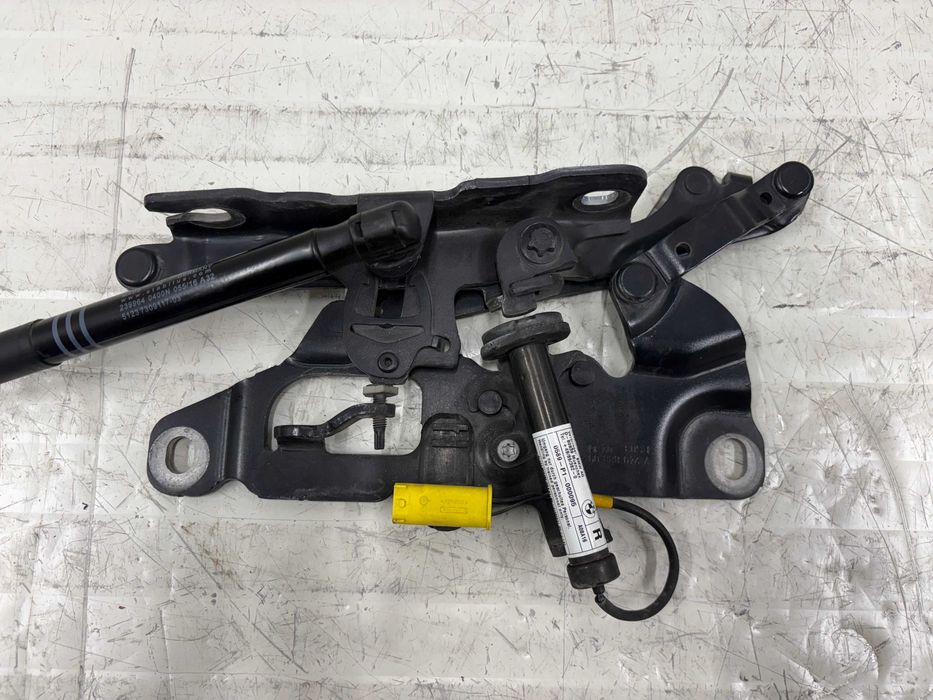 Панта с пиропатрон преден капак БМВ Ф10 Ф11 Ф06 Ф12 Ф13 Ф01 Ф02 Z4 Е89