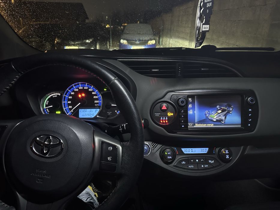Toyota Yaris III Facelift Hybrid 12.2014 1.5 benzina+electric Automata