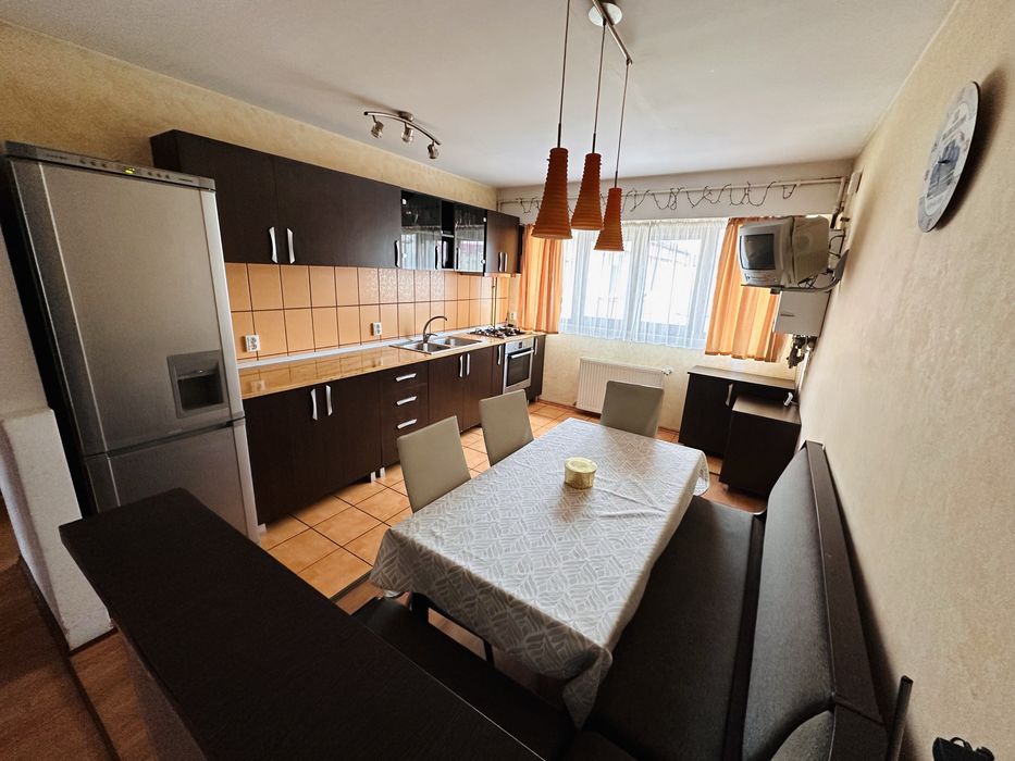 Propietar vand apartament 3 camere , 70 mp zona Vasile Aron