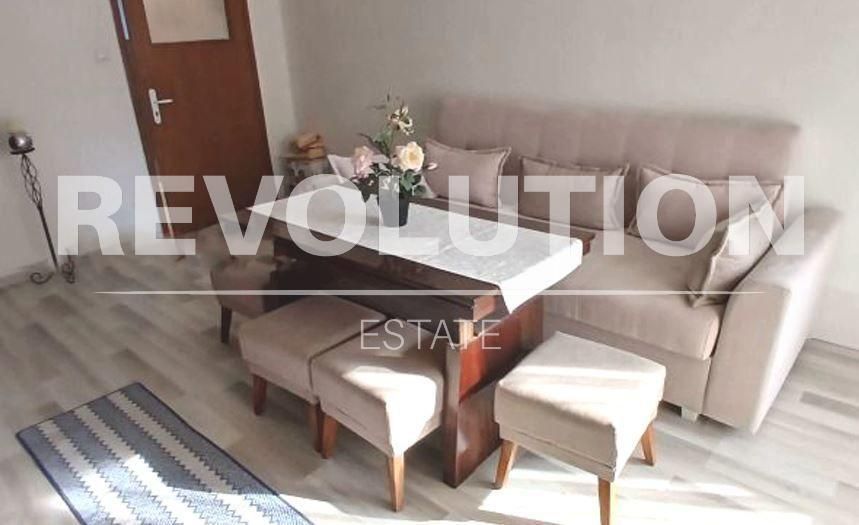 Тристаен апартамент в района на Цветен квартал!