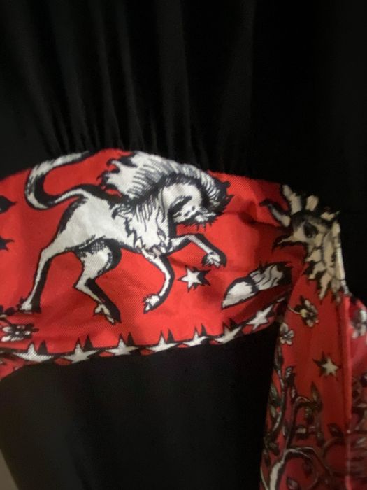 Продам брендовое плптье.