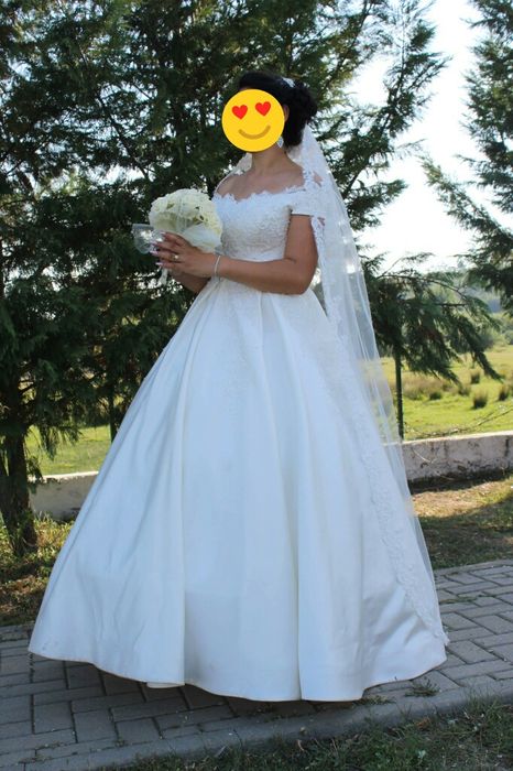 Vând rochie de mireasa , stil prințesa și voal.