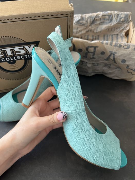 Синьо-зелени токчета