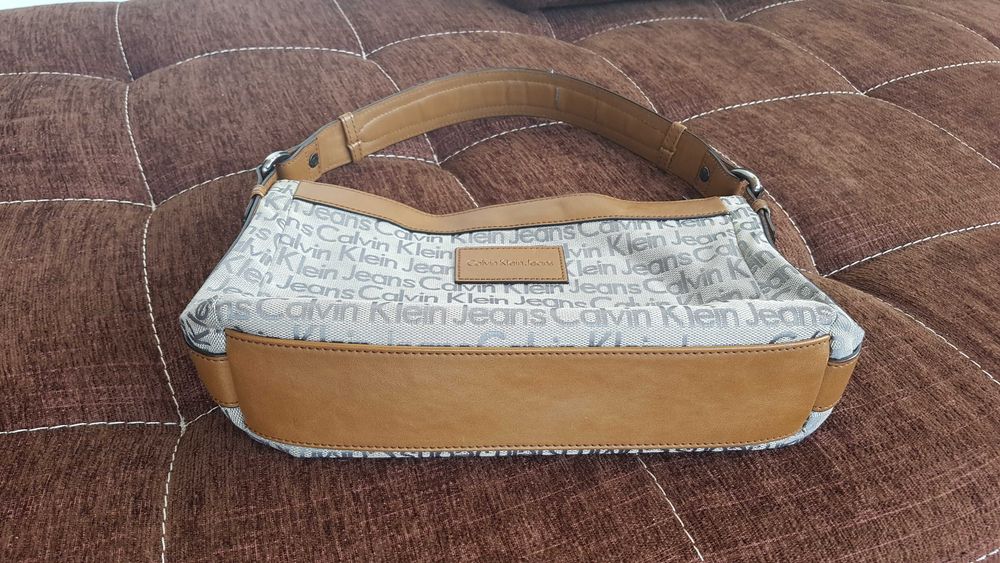 Ежедневна чанта - сива с надпис Сalvin Кlein, с кафява дръжка