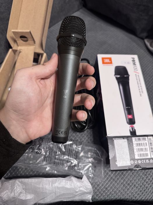 Продавам микрофон с кабел на JBL .