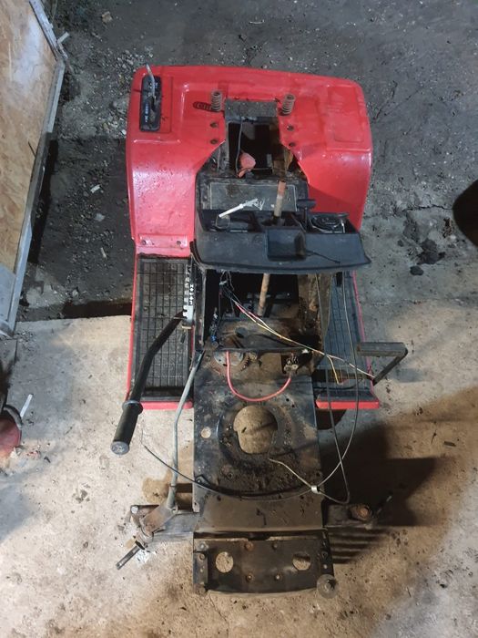 Șasiu provenit de la tractoras de tuns gazon bun pentru proiect