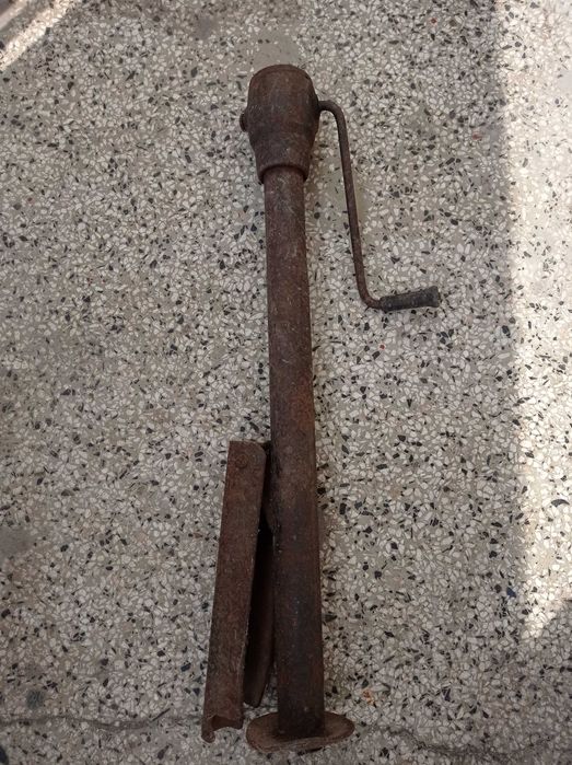 Продавам оригинален  крик и  десен стоп за Волво 240/244