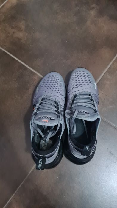 Vand adidasi nike si adidas