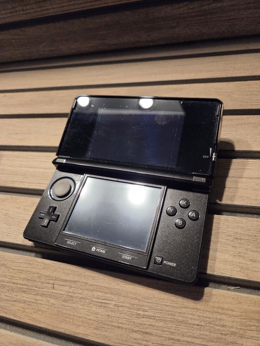 Consola Gaming de colectie Nintendo 3DS Original complet funcțional în stare foarte bună atât estetic cât și tehnic