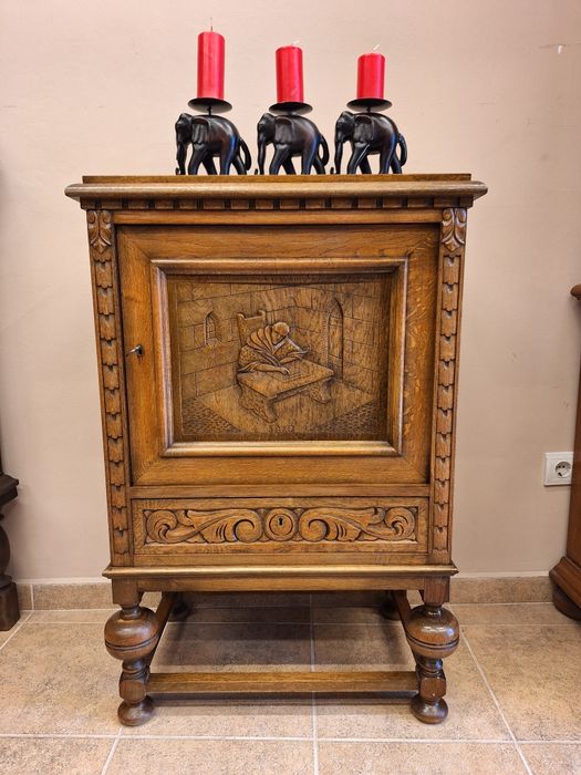 Винтидж шкаф с богата дърворезба