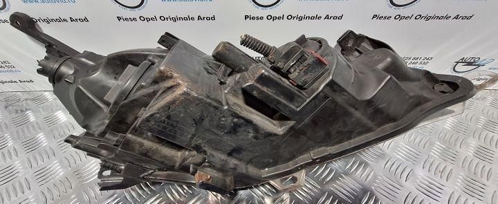 Far stanga fundal negru Opel Astra J