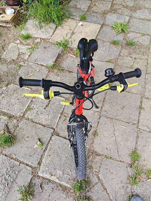 Продавам детско колело.  16" B-Twin алуминиева рамка + каска Spiderman.