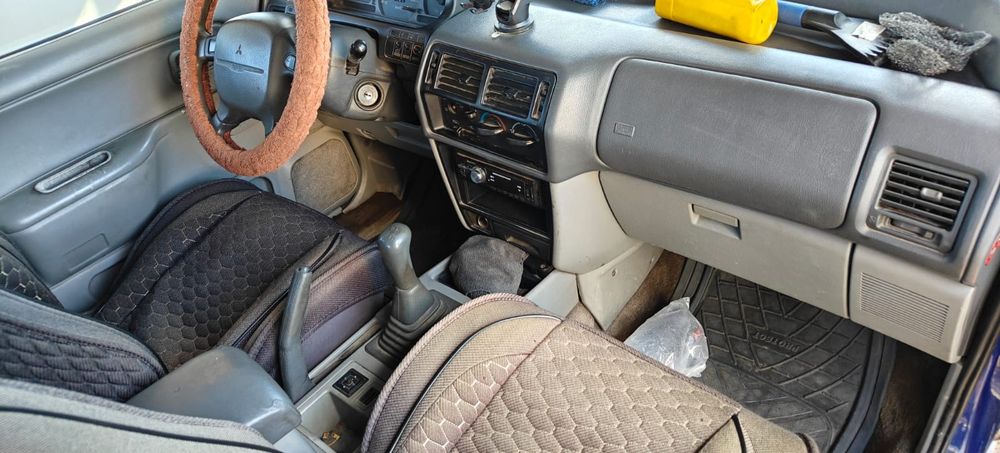 Продаю машину Mitsubishi Space Runner