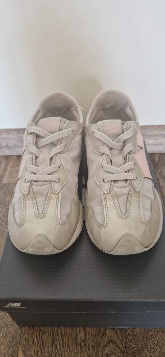 Маратонки за момиче марка "New  balance".