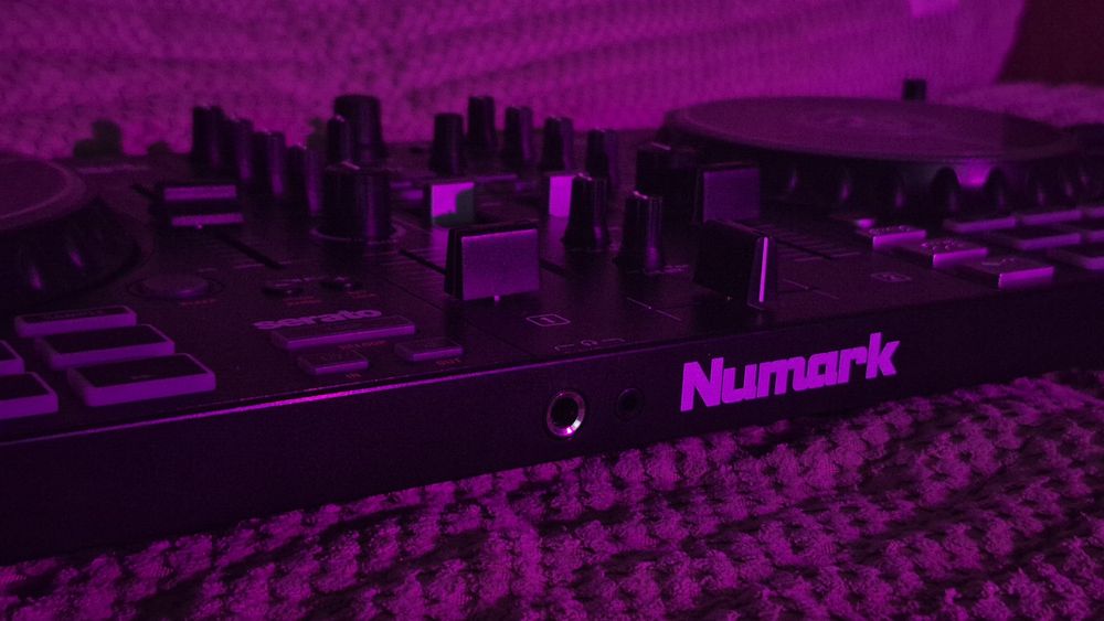 DJ контроллер Numark MIXTRACK

PRO FX