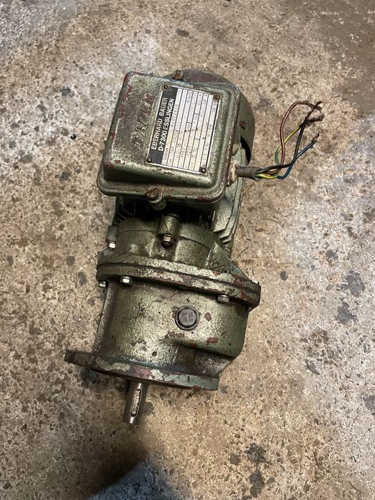 Motor cu reductor in ulei 380 v