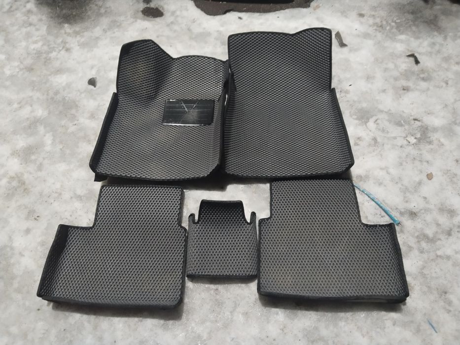 Продам полики на Джили Эмгранд 2025г