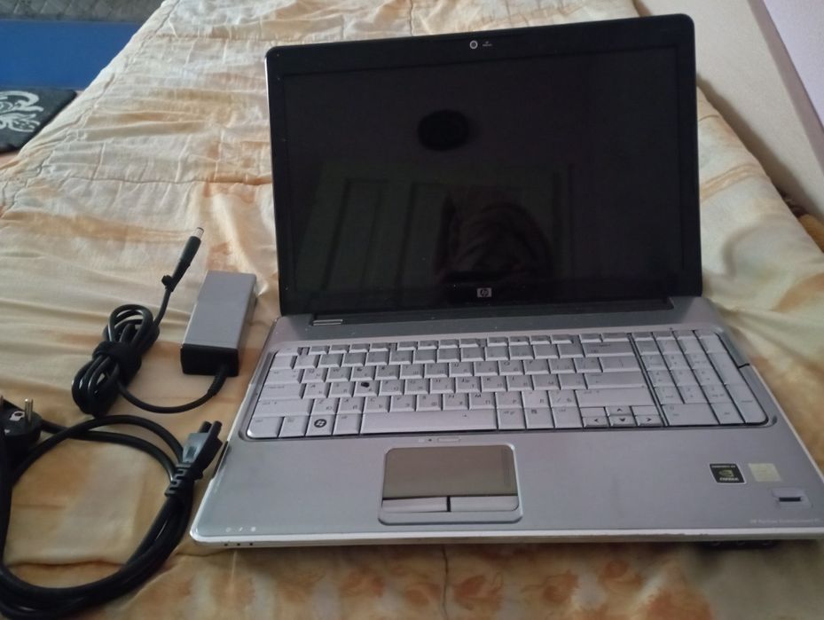 Лаптоп hp,със зарядно устройство.