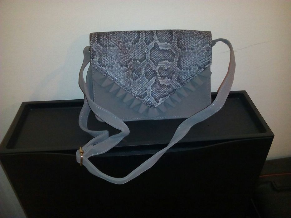 Чанта, сива със змийски мотиви, НОВА