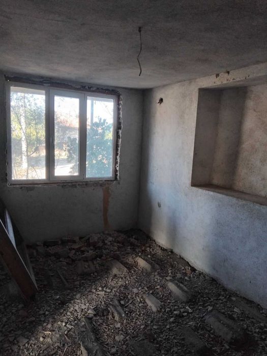 Просторна триетажна къща