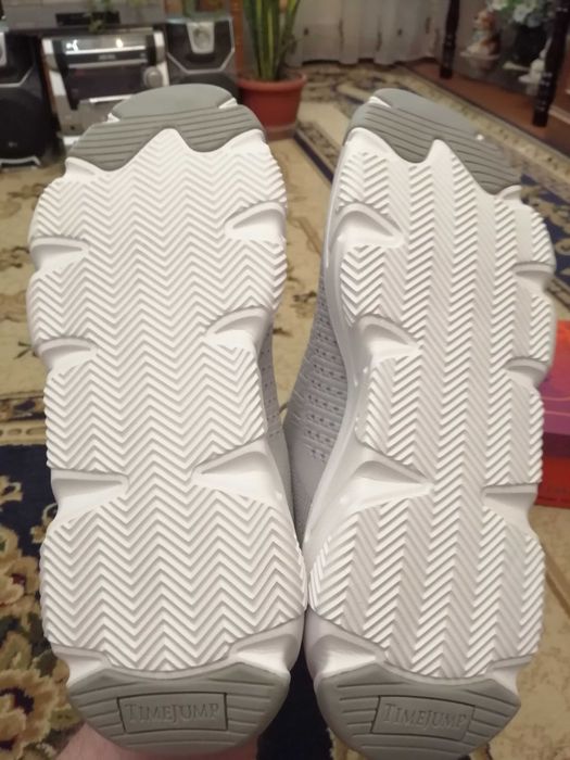 Кроссовки новые размер 44