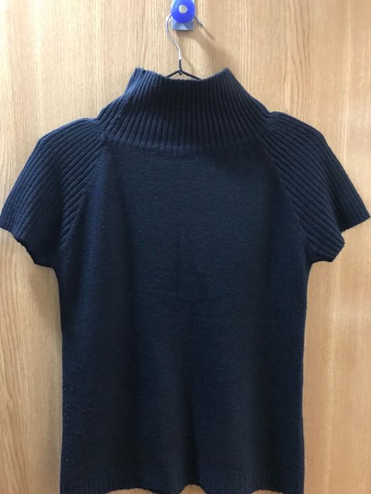 Pulover negru cu mânecă scurtă