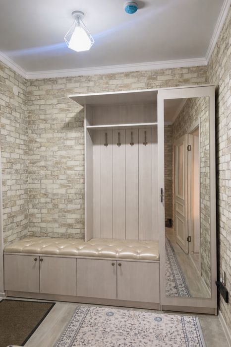 Шкаф в прихожую комнату