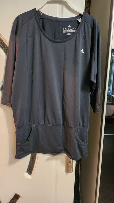 Продавам блузон и спортен клин на марката Adidas