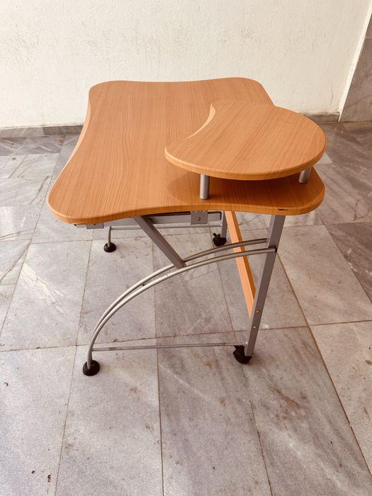 Практично компютърно бюро с изтеглящ плот и поставка от 90-те