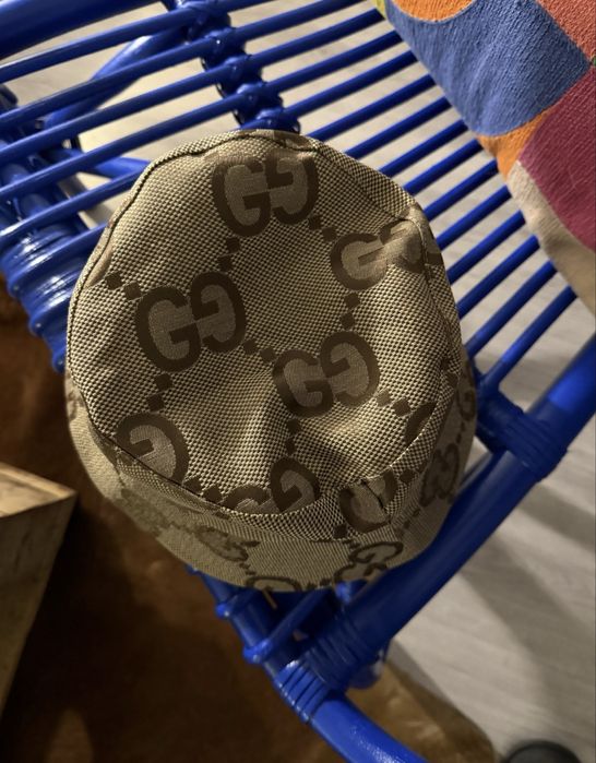 O copie perfecta de Geanta Gucci  cu palarie de vara