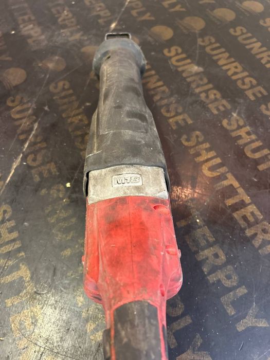 Милуоки прав трион ъглошлайф на батерии