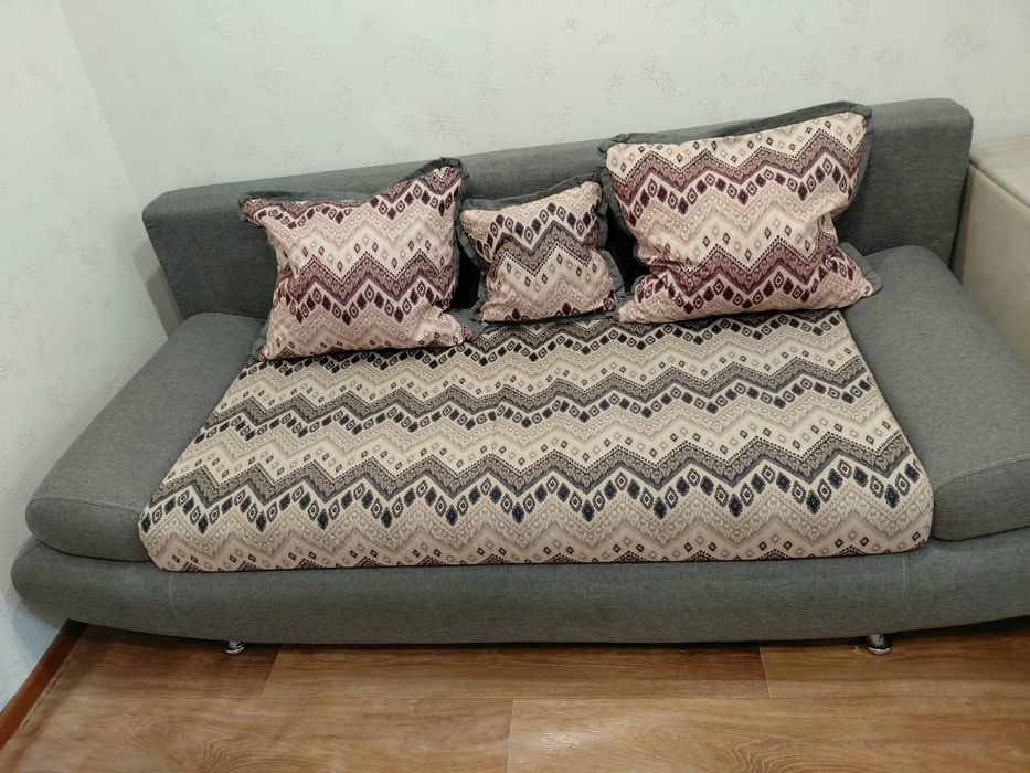 Продам диван состояние среднее