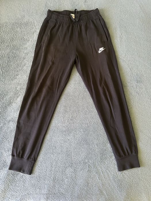 Nike joggers ca noi nepurtati