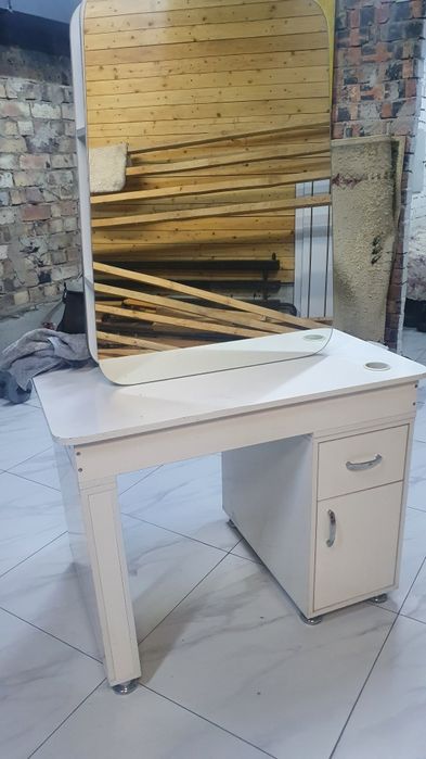 Стол с зеркалом для парикмахера