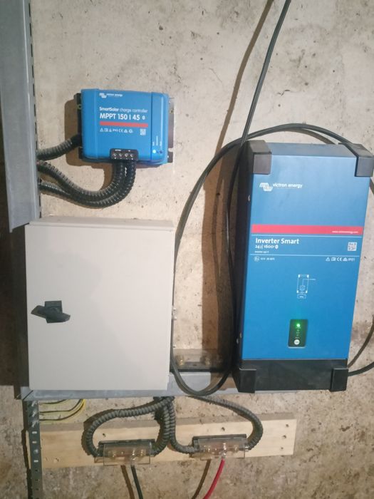 VİCTRON ENERGY ИНВЕРТОР соларен контролер и батерия