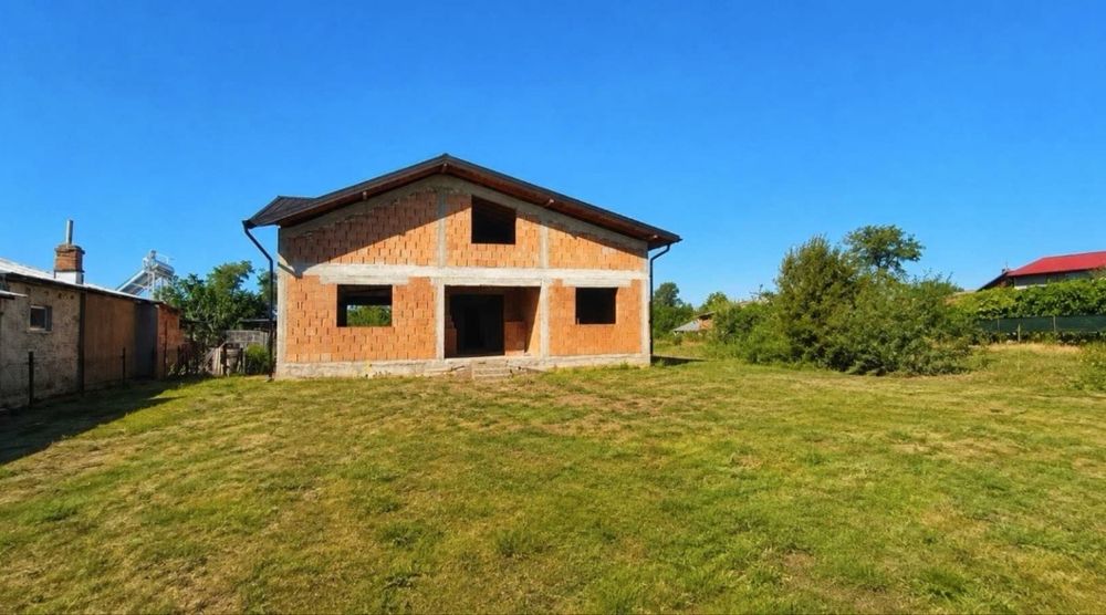 Casa la rosu ,3 camere + open space cu mansarda , constructie 2024 , 140mp ,teren 1500 mp , Sat Malaiesti ,PH la 15 min de oras, zona linistita