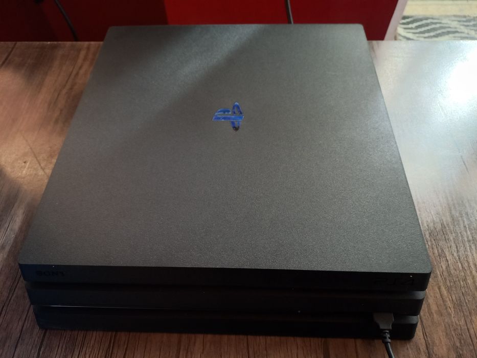 PS4 pro ideal 1TB hotira 18 o'yinlari bor 2 yangi djoystik bor plombas