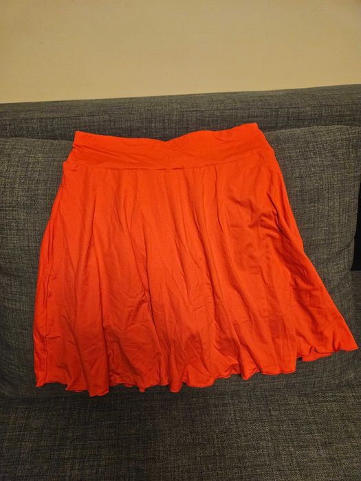 Къса пола с клин червена