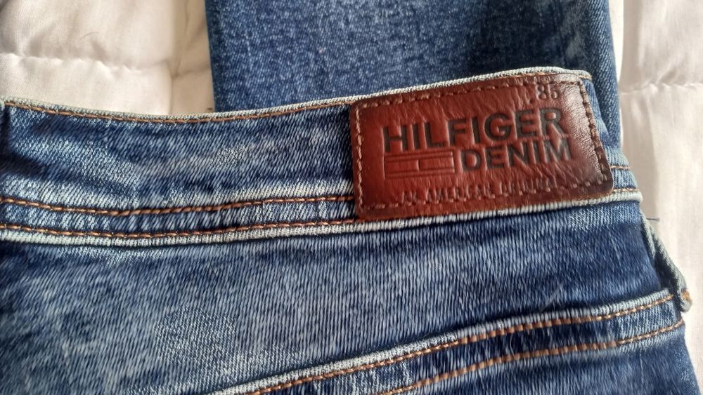 Blugi damã Hilfiger Denim si Liu Jeans – mărimea  36–38)